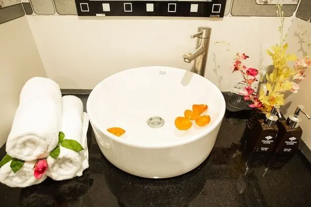 Deluxe Tek Büyük Yataklı Oda, Balkon (Grand)