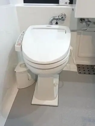 İki Ayrı Yataklı Oda, Sigara İçilebilir