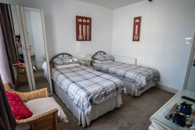 İki Ayrı Yataklı Oda, Ortak Banyo