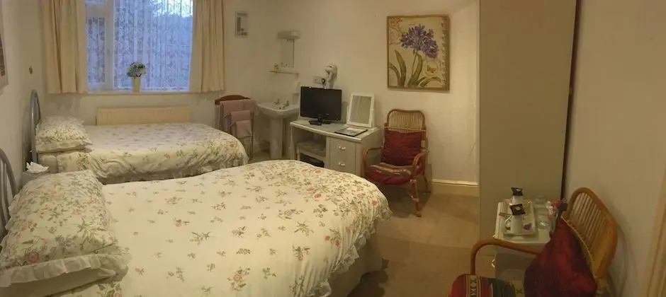 İki Ayrı Yataklı Oda, Ortak Banyo