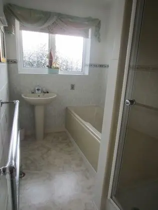 İki Ayrı Yataklı Oda, Ortak Banyo