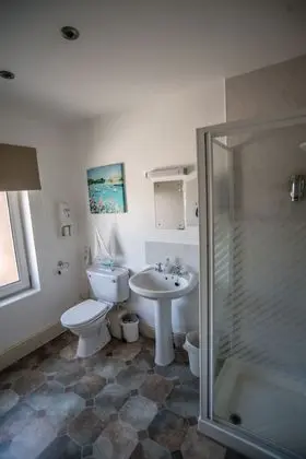 İki Ayrı Yataklı Oda, Ortak Banyo