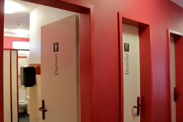 Dört Kişilik Oda, Ortak Banyo