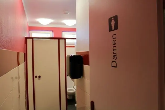 Dört Kişilik Oda, Ortak Banyo