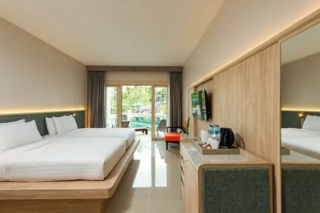 Deluxe Pool Access Room