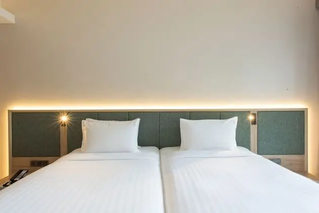 Deluxe Pool Access Room