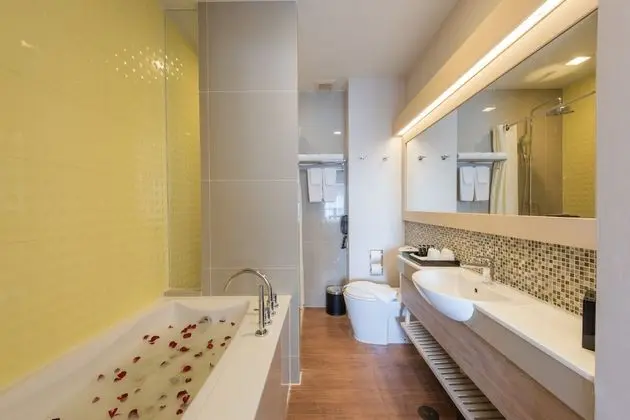 Deluxe Pool Access Room