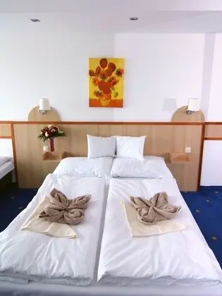 Üç Kişilik Oda