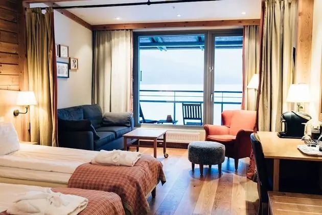 Spacious Classic Lake View