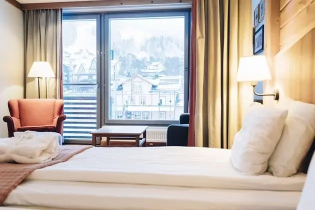 Spacious Classic Mountain View