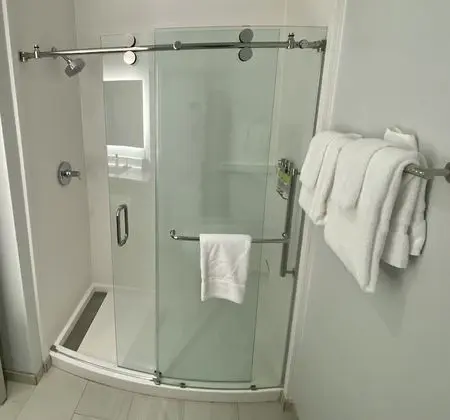 Standard Oda, 1 En Büyük (King) Boy Yatak (Walk-In Shower)