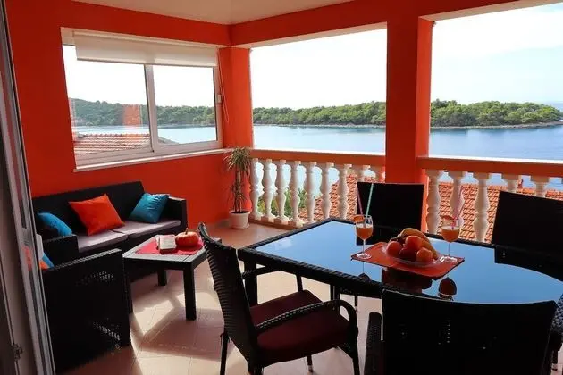 Ev (Five Bedroom Holiday Home with Pool)