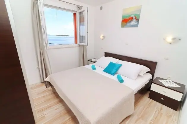 Ev (Five Bedroom Holiday Home with Pool)