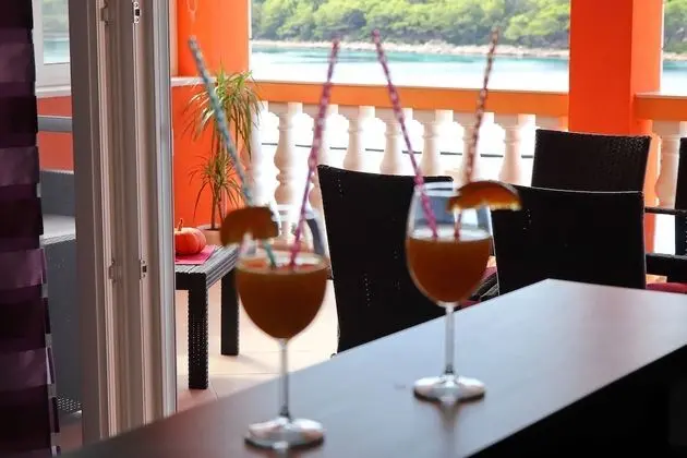 Ev (Five Bedroom Holiday Home with Pool)