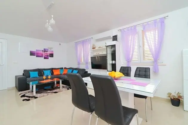 Ev (Five Bedroom Holiday Home with Pool)