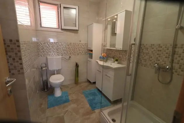 Ev (Five Bedroom Holiday Home with Pool)