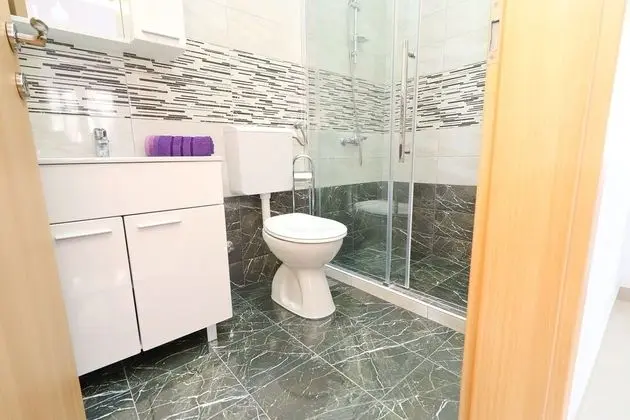 Ev (Five Bedroom Holiday Home with Pool)