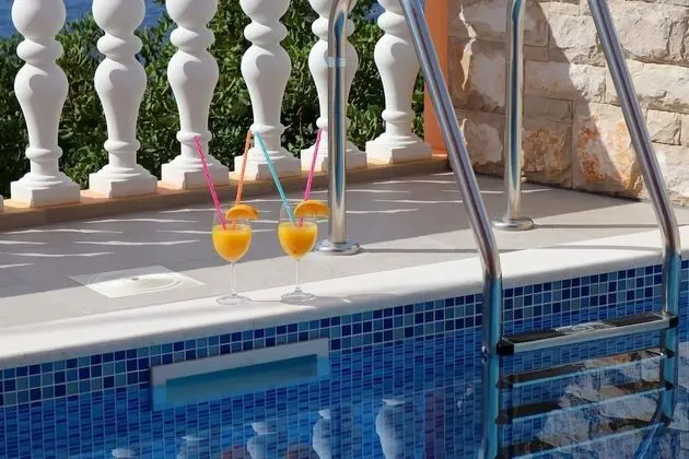 Ev (Five Bedroom Holiday Home with Pool)