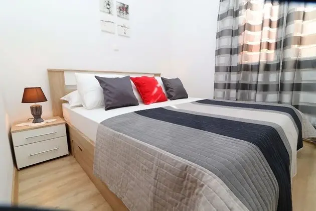 Ev (Three Bedroom Apartment with Terrace)