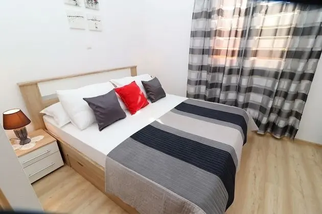 Ev (Three Bedroom Apartment with Terrace)