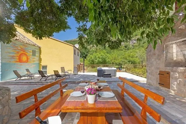 Ev (Three Bedroom Holiday Home with Hot T)