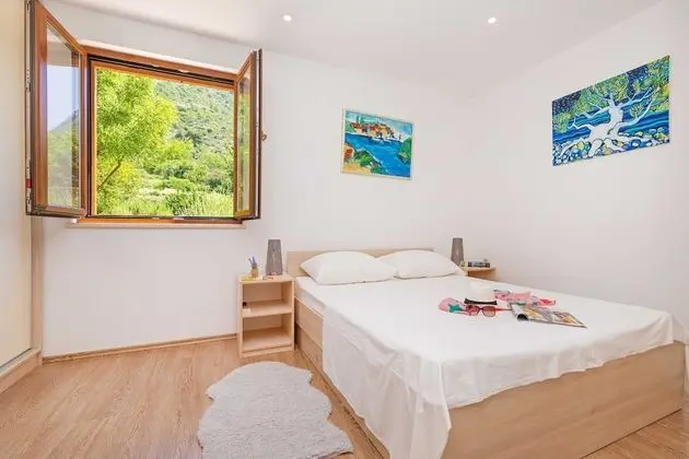 Ev (Three Bedroom Holiday Home with Hot T)