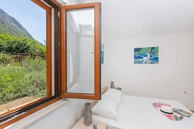 Ev (Three Bedroom Holiday Home with Hot T)