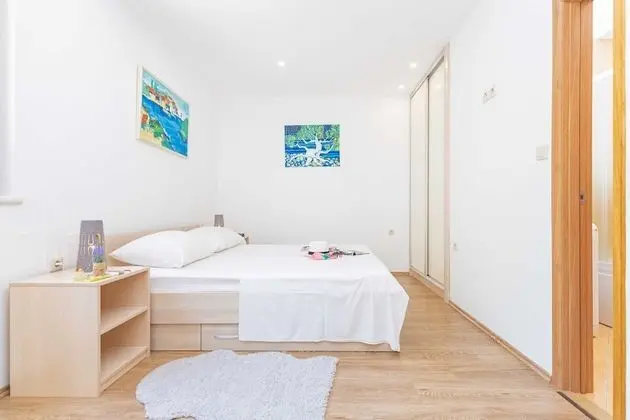 Ev (Three Bedroom Holiday Home with Hot T)