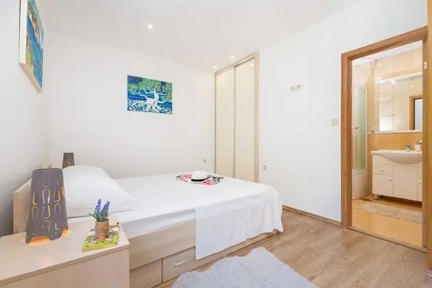 Ev (Three Bedroom Holiday Home with Hot T)