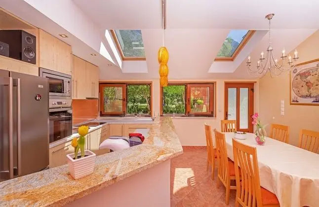 Ev (Three Bedroom Holiday Home with Hot T)