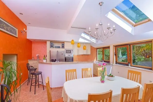 Ev (Three Bedroom Holiday Home with Hot T)