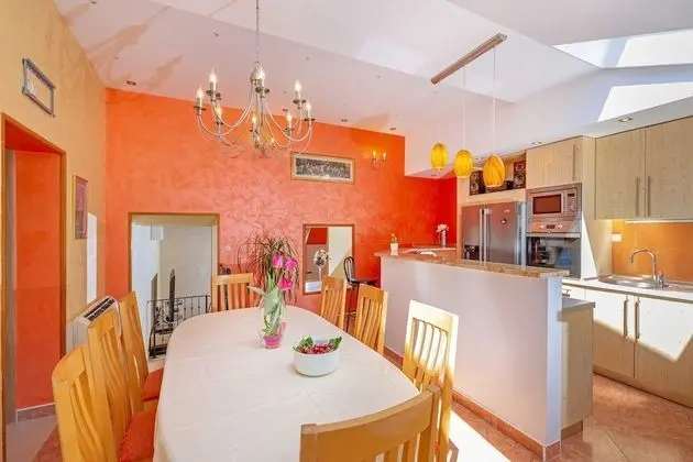 Ev (Three Bedroom Holiday Home with Hot T)