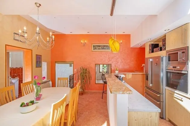 Ev (Three Bedroom Holiday Home with Hot T)