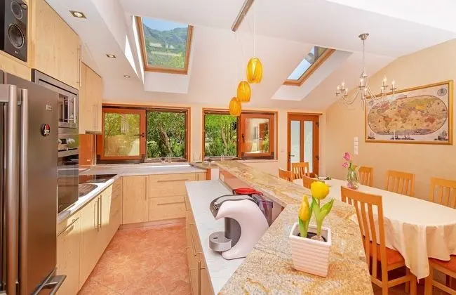 Ev (Three Bedroom Holiday Home with Hot T)