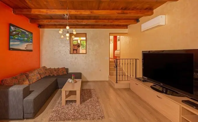 Ev (Three Bedroom Holiday Home with Hot T)