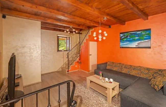 Ev (Three Bedroom Holiday Home with Hot T)