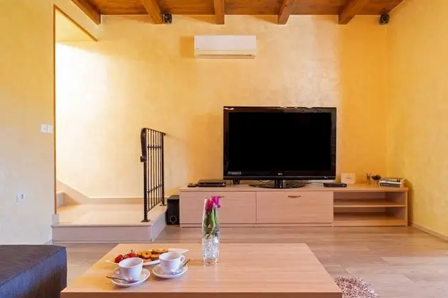 Ev (Three Bedroom Holiday Home with Hot T)