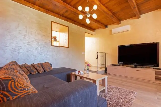 Ev (Three Bedroom Holiday Home with Hot T)