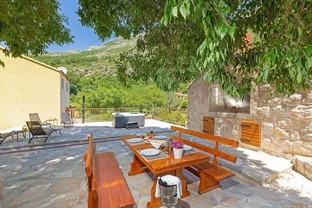 Ev (Three Bedroom Holiday Home with Hot T)