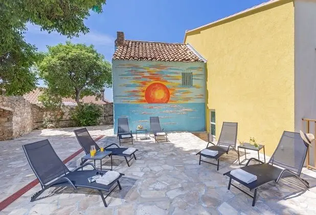 Ev (Three Bedroom Holiday Home with Hot T)