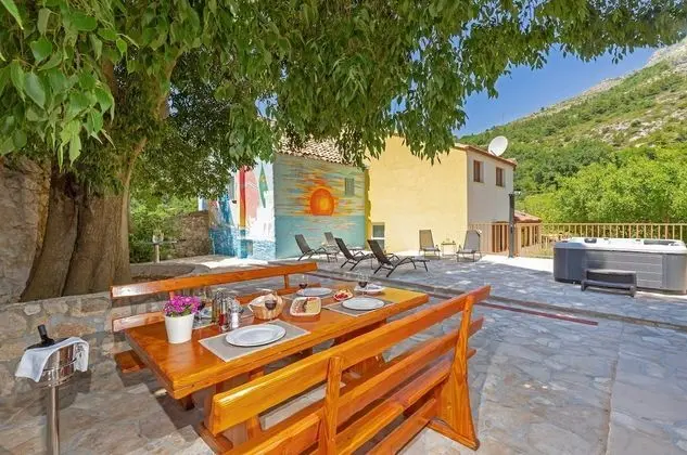 Ev (Three Bedroom Holiday Home with Hot T)