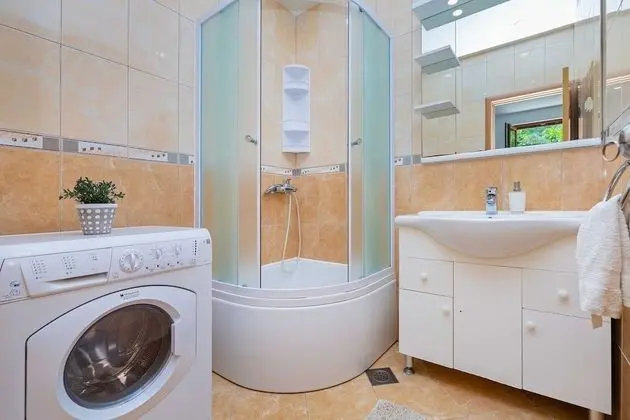 Ev (Three Bedroom Holiday Home with Hot T)