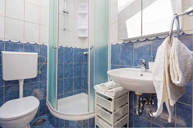 Ev (Three Bedroom Holiday Home with Hot T)