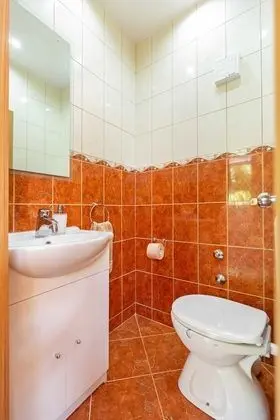 Ev (Three Bedroom Holiday Home with Hot T)
