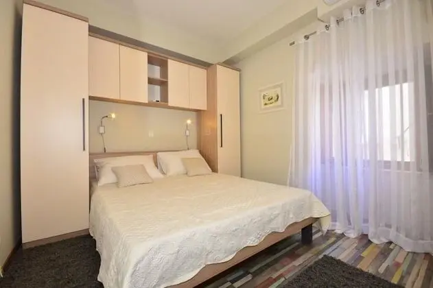 Ev (Three Bedroom Home with Terrace and P)