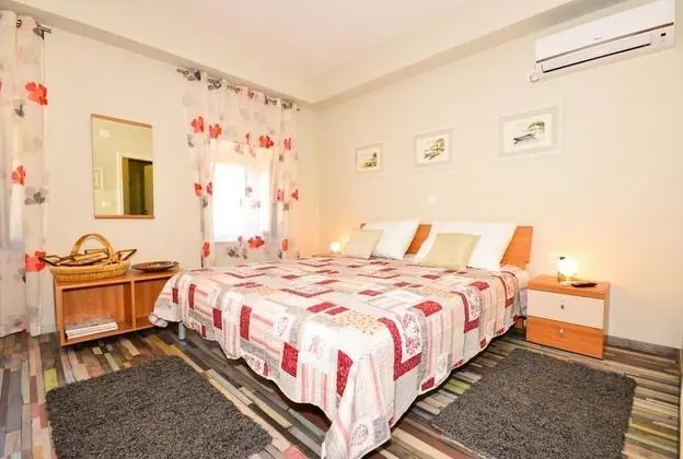 Ev (Three Bedroom Home with Terrace and P)