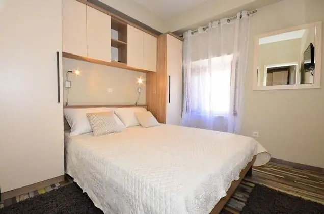 Ev (Three Bedroom Home with Terrace and P)