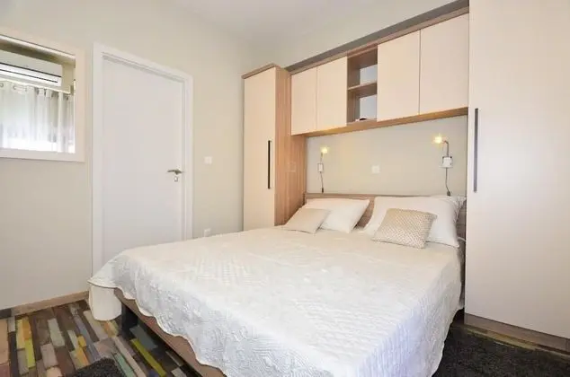 Ev (Three Bedroom Home with Terrace and P)