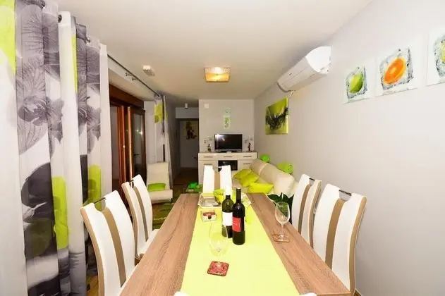 Ev (Three Bedroom Home with Terrace and P)