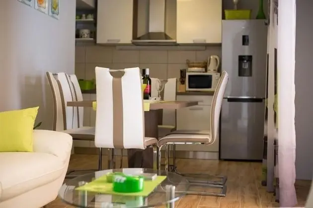 Ev (Three Bedroom Home with Terrace and P)